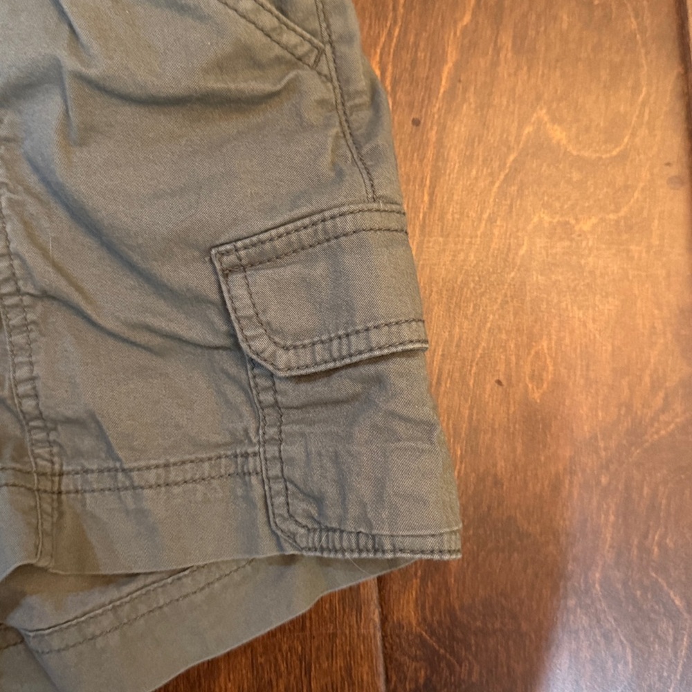 Hollister Women's Sage Cargo Shorts NWOT - Picture 3 of 4